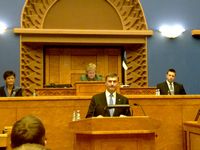 Puldis Andrus Ansip ja tagaplaanil kogu riigikogu värskelt valitud juhatus