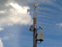 Pisituulik ja päikesepaneel annavad piisavalt voolu kaamerate, elektrikarjuse ja lambi jaoks.