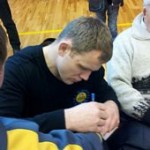 Maailmameister Heiki Nabi autogramme jagamas