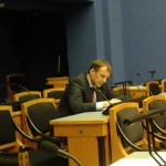 Vaheaegadel lugesin raamatut, seekord Isamaa tagatuba. Foto: Valeri Korb