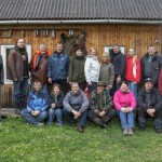 Riigikogu keskkonnakomisjon väljasõidul TÜ välibaasi taustal.