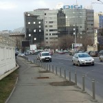 Vasakul valitsushoone müür, ees hotellid ja paremal parlament