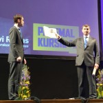 Ansip andis Rõivasele üle ajaloolise üriku, kust näha Jaan Tõnissoni istumine peaministritoolil
