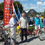 Viies peatus Hansaplanti ees, kus Kiili vallavanem andis tule üle Rae vallavanem Mart Võrklaevale