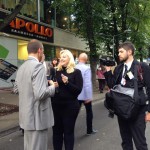 Kolleeg Laine Randjärv pildistas kommentaari andmist.