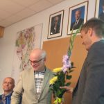 otol õnnitleb Agu Laius sünnipäevalist Kaarel Kaisi, taustaks presidentide fotod